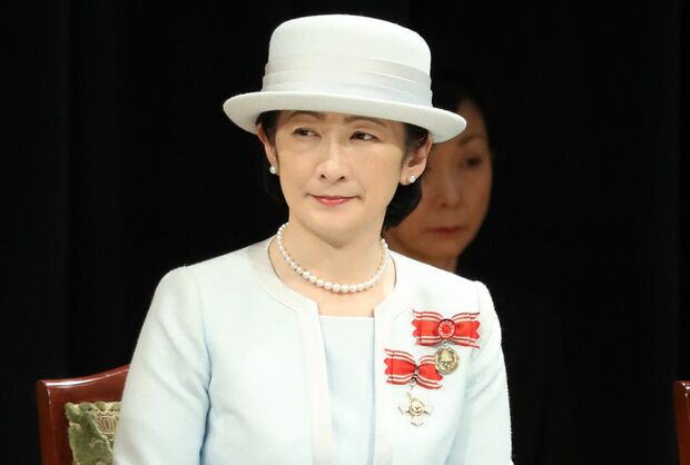 8月7日、成田空港からアメリカ行きの飛行機に乗り込む圭さんの周囲には多くのSPが