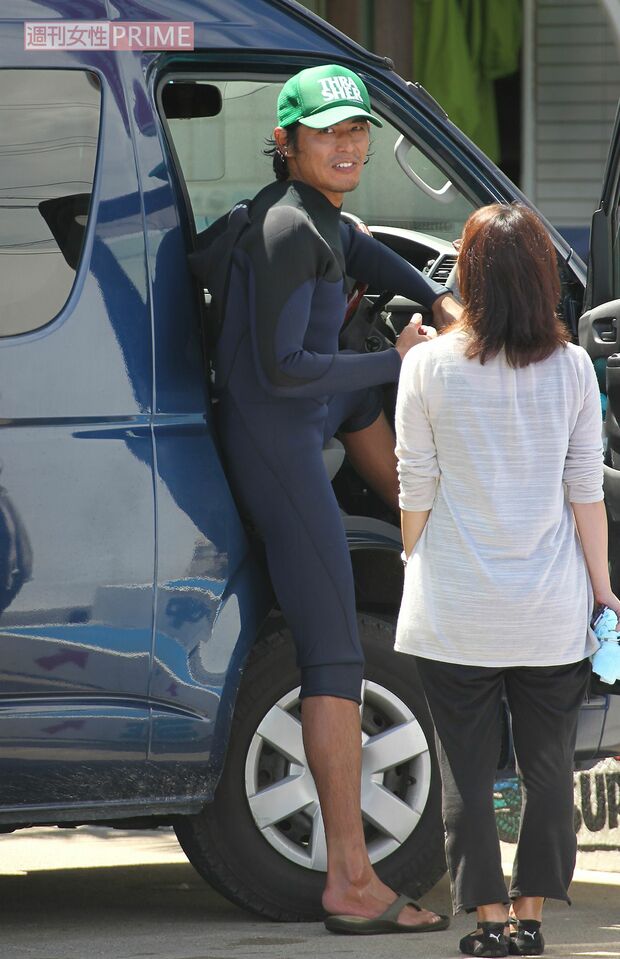 2011年、千葉県内の海岸近くで取材に応えた坂口憲二