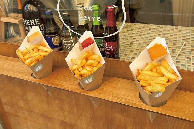 フリッツS・400円～。天気がいい日は店外のカウンターで食べるのも楽しい