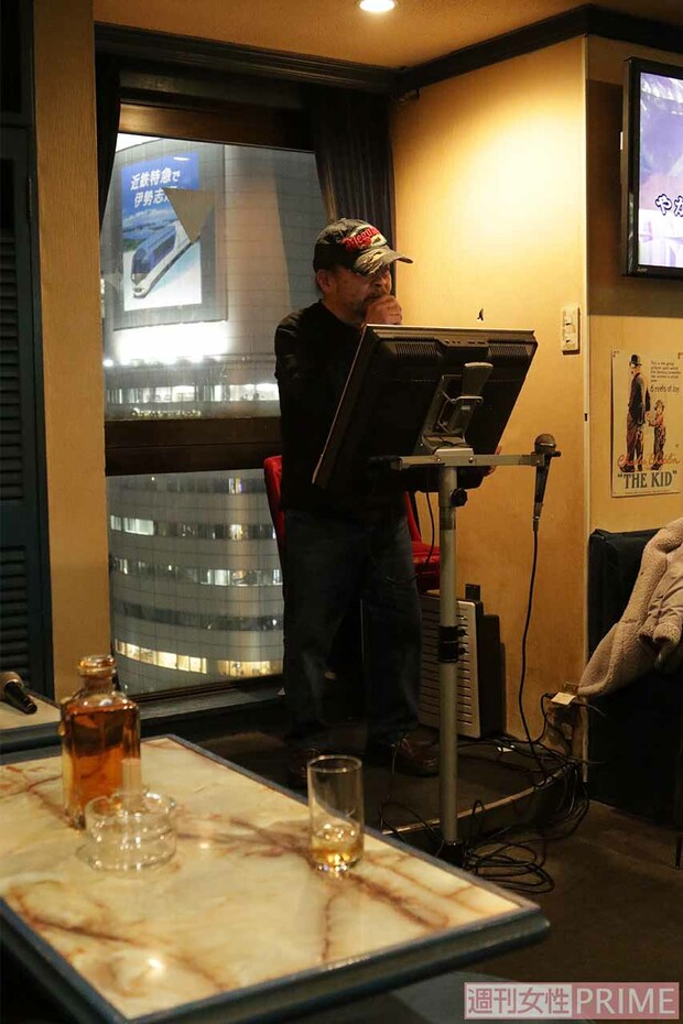 『蛾次ママ』では運がよければ蛾次郎さんの熱唱姿も見られる　撮影／近藤陽介