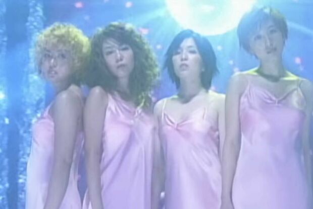 太陽とシスコムーンのデビュー曲『月と太陽』のMV（YouTube『アップフロントチャンネル』より）左から信田、稲葉、小湊、RuRu