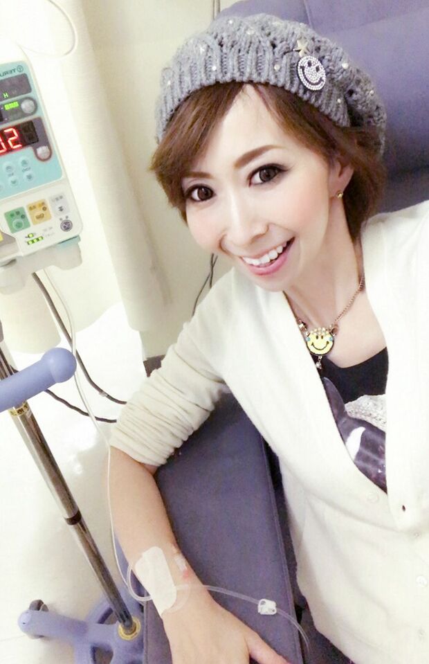 治療中でもウィッグで好きなヘアスタイルを楽しみ、帽子でおしゃれをする井出さん