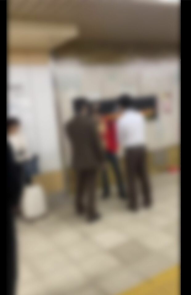 地下鉄駅でノーマスクの女性2人組を執拗に威嚇する男性（編集部加工）