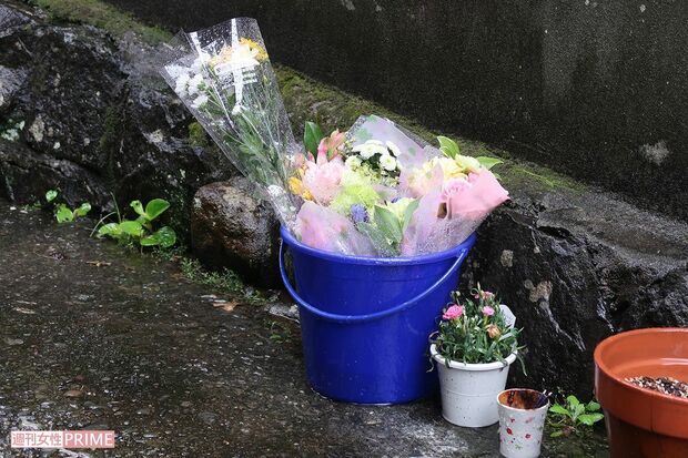 山本未来さんが刺された住宅街の路地には花が手向けられている