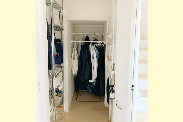 帰ってすぐに着替えが可能に。置き場所があるのでリビングに余計なモノは持ち込まない