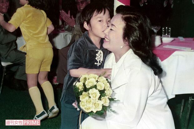 舞台の袖から幼い加藤が「ひばりちゃん、日本一!」と叫ぶのが習慣で、それを聞くとひばりの笑顔が弾けた