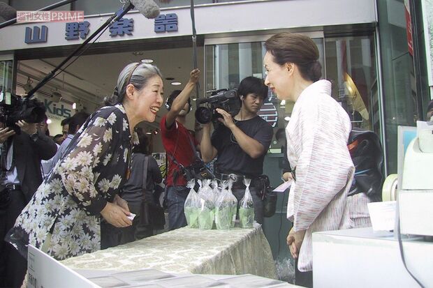 2003年9月、朗読CD『きりんのなみだ』発売記念握手会でファンと触れ合う八千草薫さん