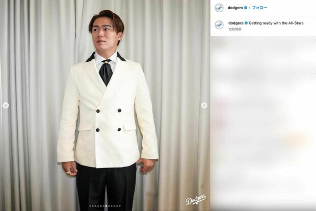 MLBオールスター戦のレッドカーペットショーに、ホテルのベルボーイ風な装いで登場した山本由伸。超高級腕時計を着用(ドジャースの公式インスタグラムより)
