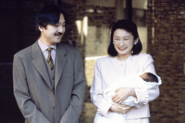 1995年、'94年12月29日に誕生した佳子さま。笑顔で抱かれる紀子さまと秋篠宮さまのスリーショット（撮影／JMAP）