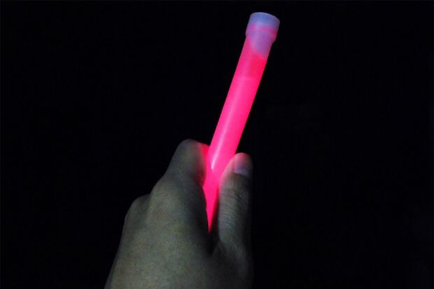 【棒状の発光玩具】推し活でも使われるペンライト、ケミカルライト。曲げてブレスレットにするタイプもお祭りやイベントで人気