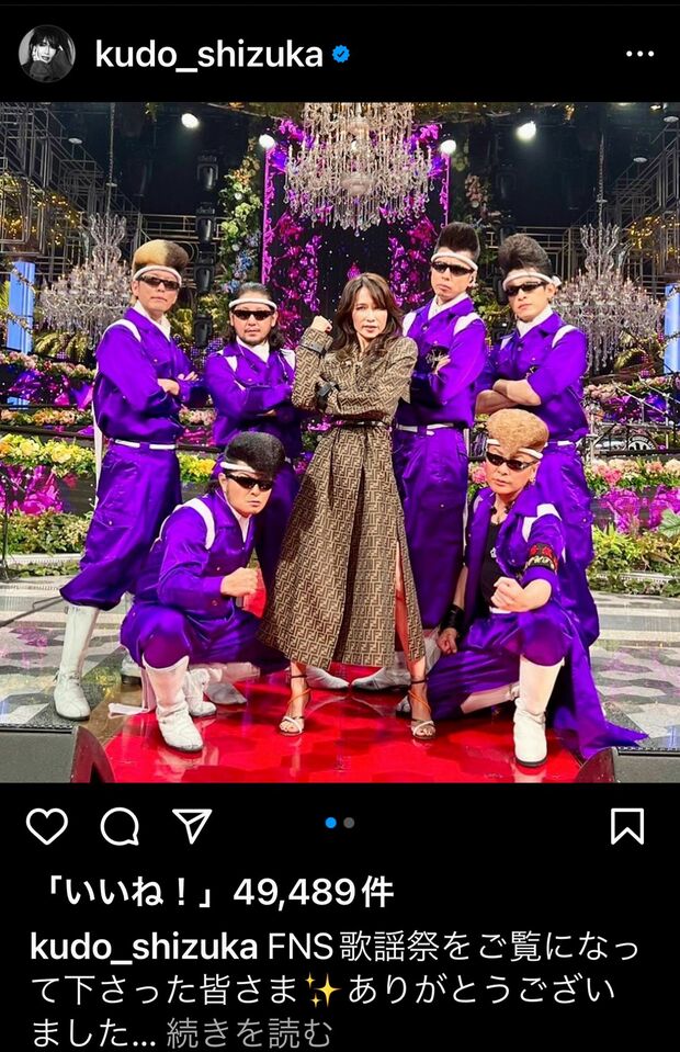 昨年のFNS歌謡祭で気志團と。パープル衣装の集団とやんちゃな雰囲気がマッチ！