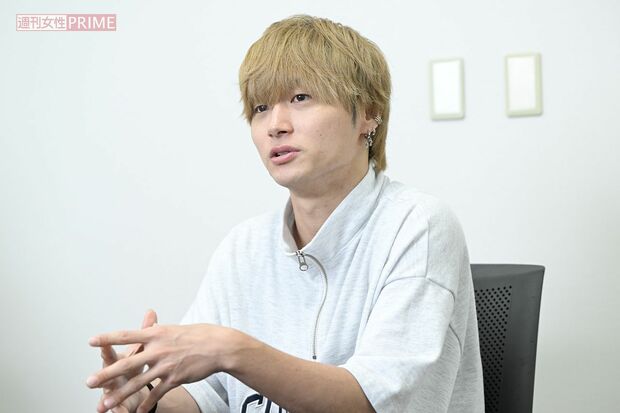“自分の口から話したい”と取材に応じ、神妙な面持ちで話す元ジャニーズJr.の山本亮太