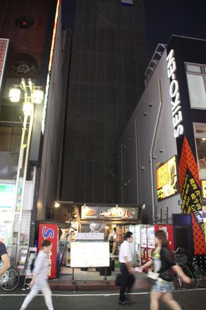 雑居ビル火災の跡地には、違和感のある空間がポッカリ＝新宿・歌舞伎町