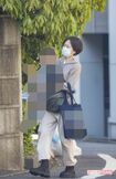 ２歳の長男を抱きかかえながら歩く前田敦子。園に預けた後、保育士や園児たちに会釈も