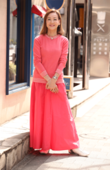 全身鮮やかなピンク色で着こなす夏樹陽子