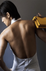 目黒蓮が着るのは肩から腰まで目黒の背中がざっくり開いた状態の衣装(Xより)