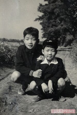 椎名さん（左）と弟。幼いころは優等生だったと著書で明かしている