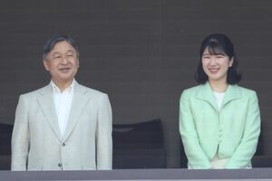 5月31日、早慶戦の観戦に足を運ばれた天皇陛下と愛子さま。愛子さまの襟のデザインが一瞬スポーティーな服装にも見えるとの声も