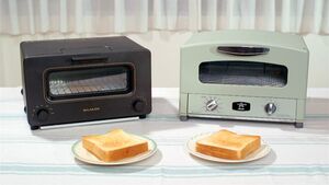 「トースト革命」を起こして話題となった高級トースター。右が「アラジン グラファイト グリル＆トースター」、左が「バルミューダ　ザ トースター」。