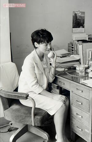 秘書として働いていたとき。6歳年下だった夫が、一目惚れして猛アタックしたという逸話も　写真／本人提供