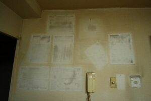 タバコのヤニで汚れた壁