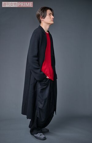 ロング丈のコートで黄昏る中村隼人（撮影／渡邉智裕）