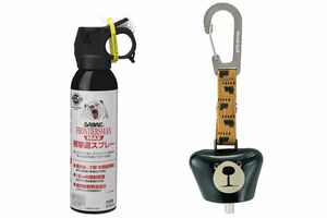 （写真右から）クマ撃退用のスプレーとクマ鈴で自分の命を守る対策を