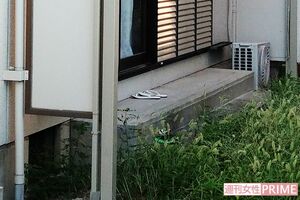 容疑者の自宅アパートのベランダには、長男のものと思われる緑色の子供用の靴が置かれていた