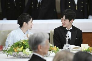 悠仁さまの緊張を解かれる愛子さま。晩餐会は若い皇族の交流の場にもなった（写真／共同通信）