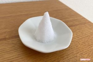 白い皿は霊の目にも神器として映る。八角がなければ丸形でもOK。