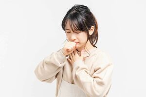 咳をする女性（写真はイメージです）