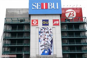 埼玉県にある西武所沢S.C.に展示された西武ライオンズの垂れ幕。山川穂高選手が削除された（'23年6月8日撮影）