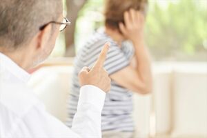 認知症が進んでくると怒りっぽくなる人が多い　※写真はイメージです