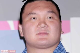 元横綱・白鵬の退職会見「話が入ってこない」衝撃の“クッキリ眉毛”に「植えた?描いた?」ツッコミ殺到