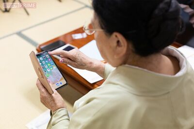 スマホをサクサク使いこなす鈴木さん。「ブログの写真もこれで撮ります」