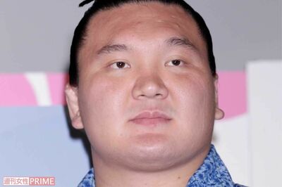 元横綱・白鵬の退職会見「話が入ってこない」衝撃の“クッキリ眉毛”に「植えた?描いた?」ツッコミ殺到