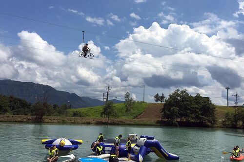 想像以上の高さを行く「コギダス」は、命綱があるとわかっていても怖い!　下の池では「ポチャダス」を楽しめる