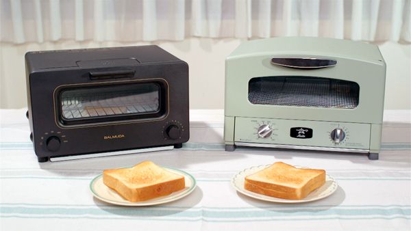 「トースト革命」を起こして話題となった高級トースター。右が「アラジン グラファイト グリル＆トースター」、左が「バルミューダ　ザ トースター」。