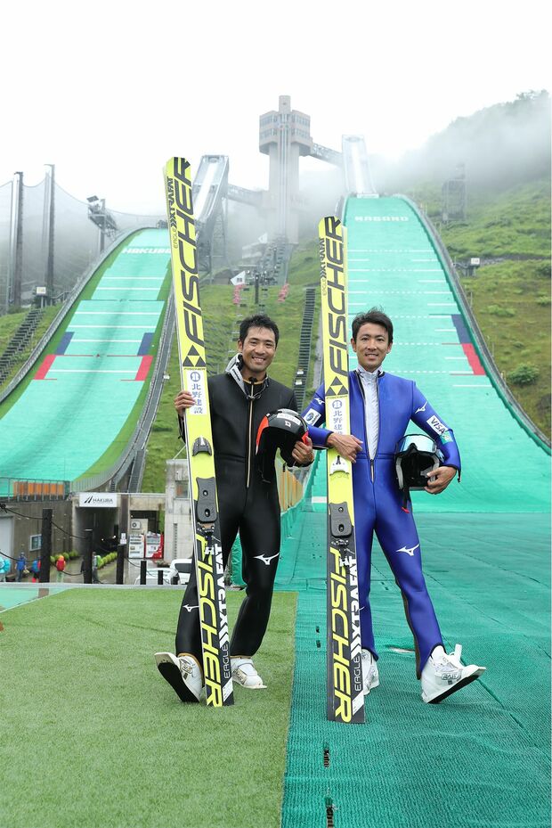 3つ年下の弟・善斗さんとともにジャンプ台前で