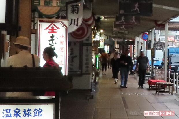 箱根湯本の駅前商店街は外国人観光客も多く