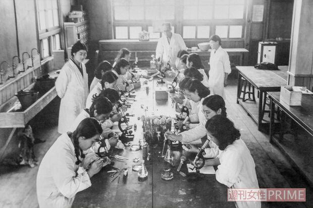 父親のような親切で慕われる薬剤師を目指し、勉学に励んでいた学生時代の榮子さん