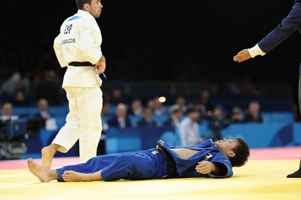 「待て」の後も絞められ続けて、一本負けの永山。不可解な判定に抗議も覆らなかった　写真／共同通信社