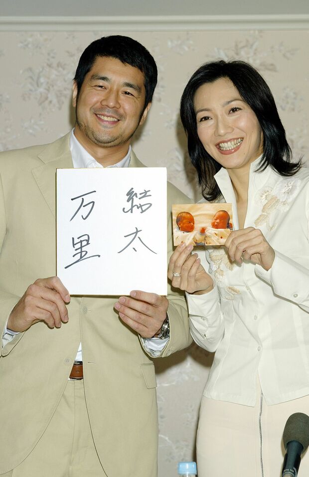 2003年11月、アメリカの代理母が双子の男児を出産し、2004年1月に会見を行った。子どもたちは現在19歳