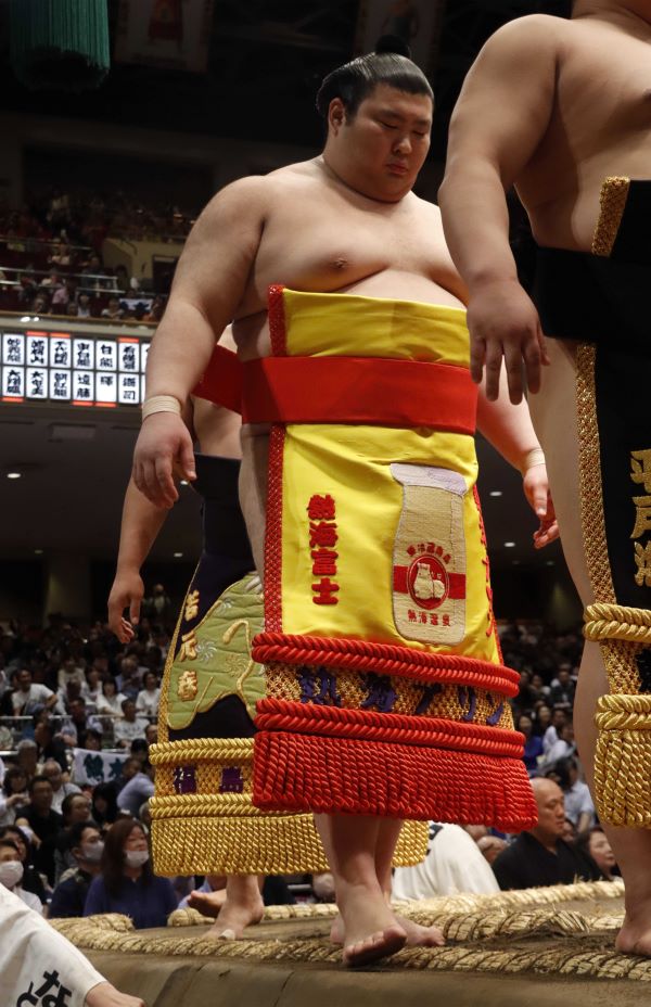 夏場所初日のスイーツ勢、熱海プリン（日本相撲協会公式Xより）