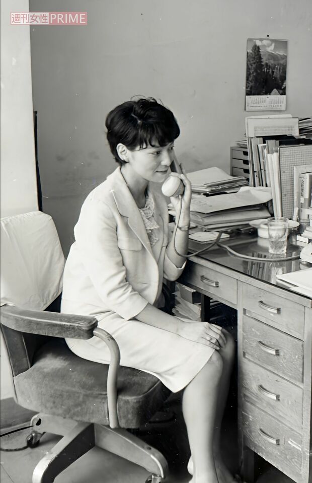 秘書として働いていたとき。6歳年下だった夫が、一目惚れして猛アタックしたという逸話も　写真／本人提供