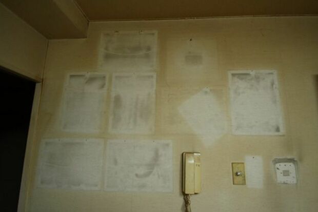 タバコのヤニで汚れた壁