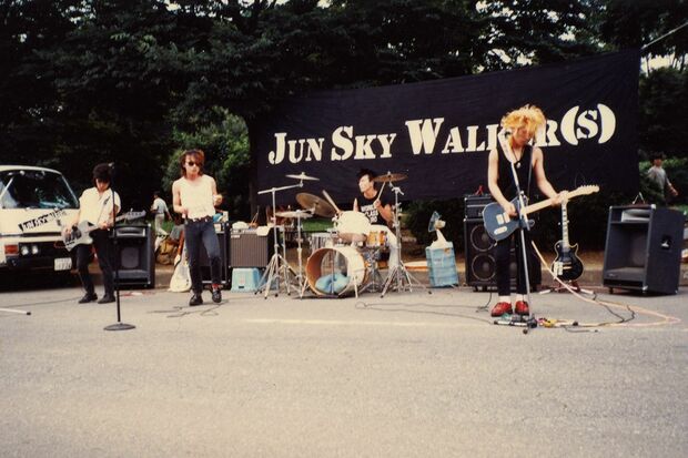 メジャーデビュー前、ホコ天での演奏風景。人だかりがひときわ目立った