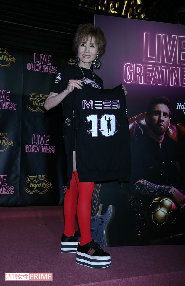 2021年『ハードロックカフェ』の50周年記念イベントで、アンバサダーを務めたメッシの背番号入りTシャツを着て登壇した小柳ルミ子