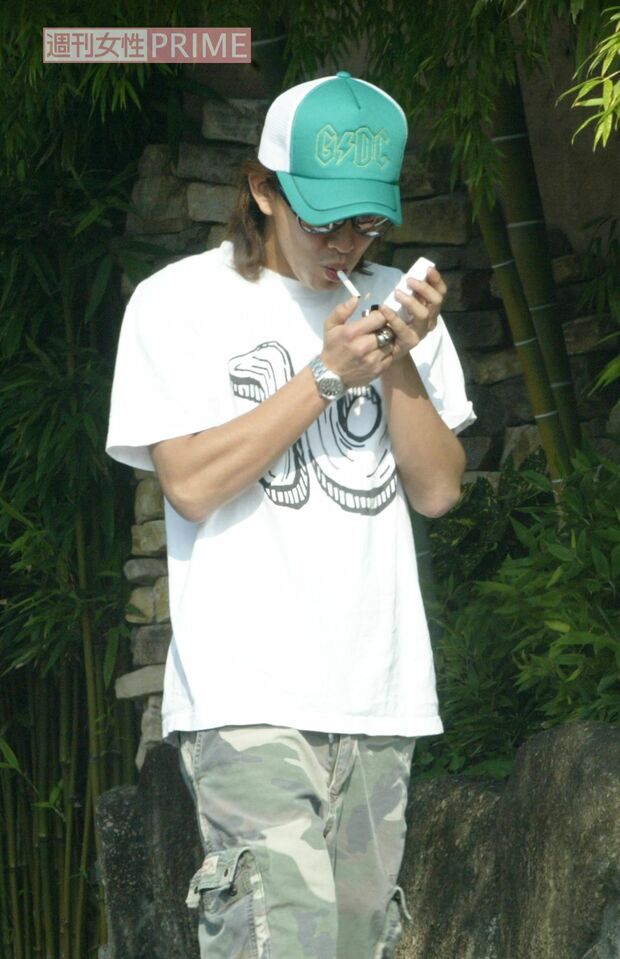 2005年9月、娘たちをスクールに送った後に一服する木村拓哉