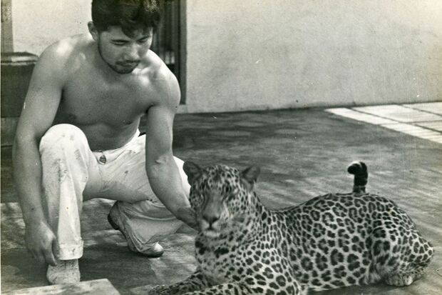 飼育員の原さんと、彼に懐いていたヒョウ。絞殺されたヒョウは、すべての爪を立てて息絶えたという